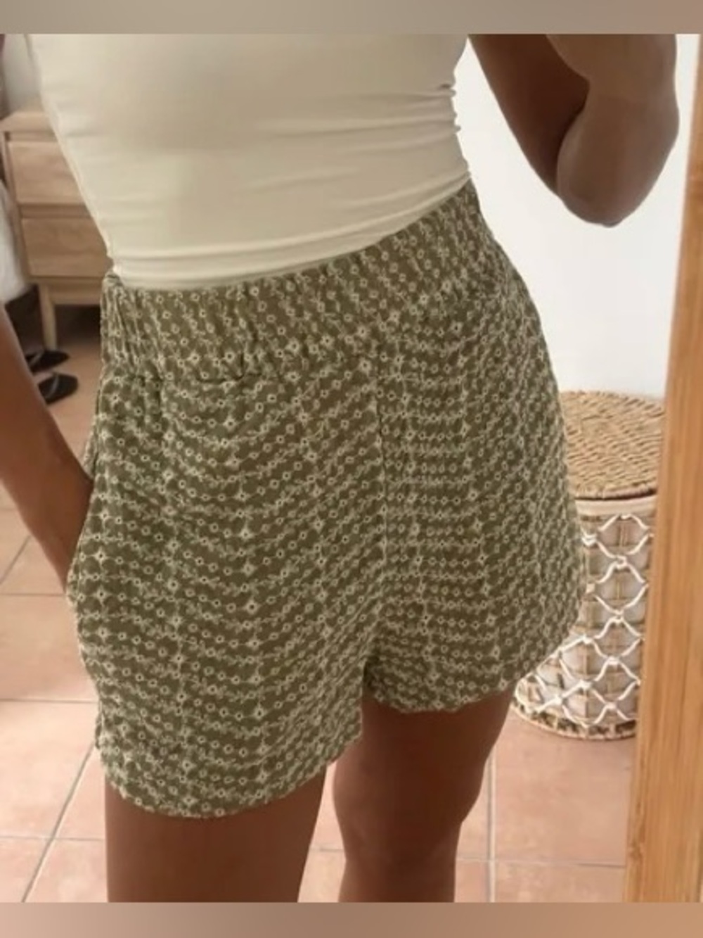 Zara Embroidery Eyelet Green Floral Elastic-Waist Shorts Size Medium